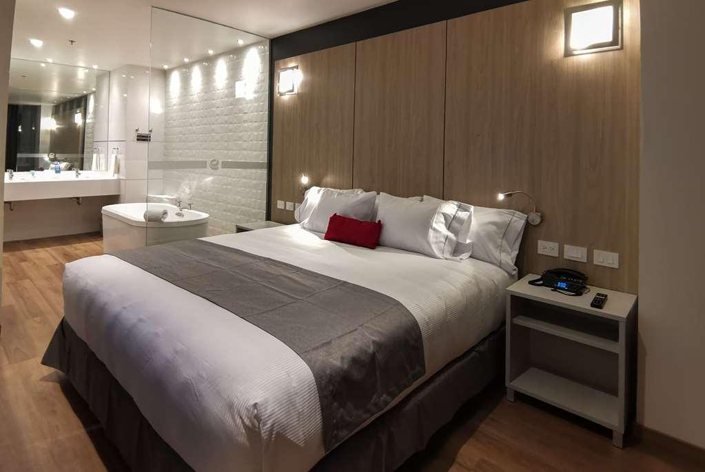 Ramada Encore By Wyndham Guadalajara Aeropuerto Las Pintas Rom bilde